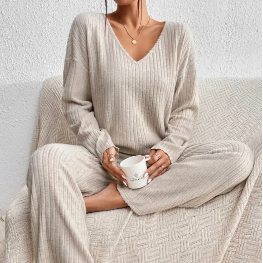 Lotte Andersen | Ribstrikket pyjamasæt med V-hals i beige