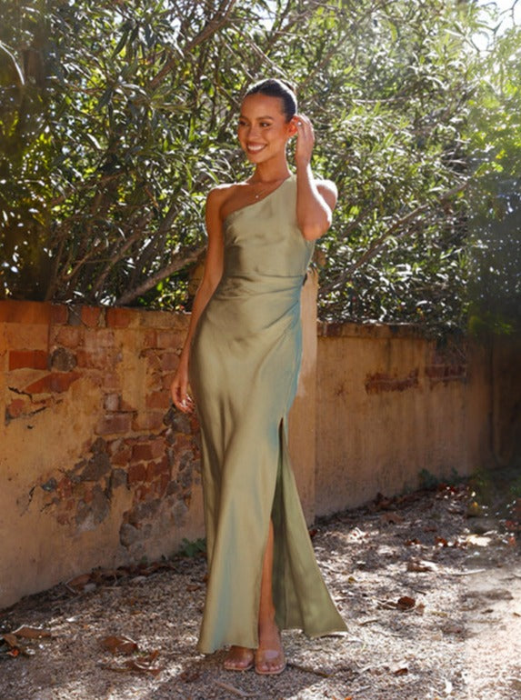 Lucia Pemberton | Maxi-kjole med One-Shoulder Design i Sage Green