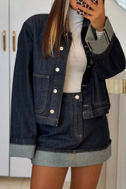 Stella Blackwell | Cropped denimjakke i mørk vask med kontrastsyning