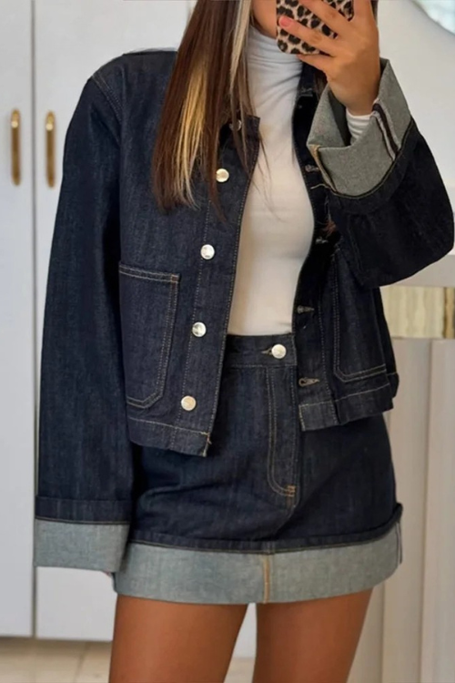 Stella Blackwell | Cropped denimjakke i mørk vask med kontrastsyning