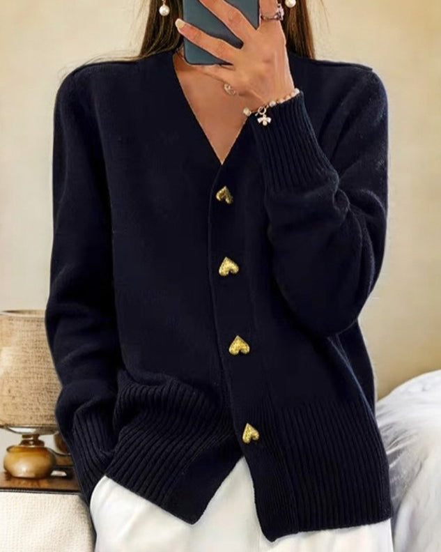 Emilia Sinclair | Elegant Strikket Cardigan med Hjerteknapper