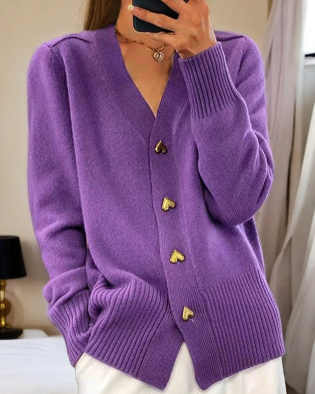 Emilia Sinclair | Elegant Strikket Cardigan med Hjerteknapper