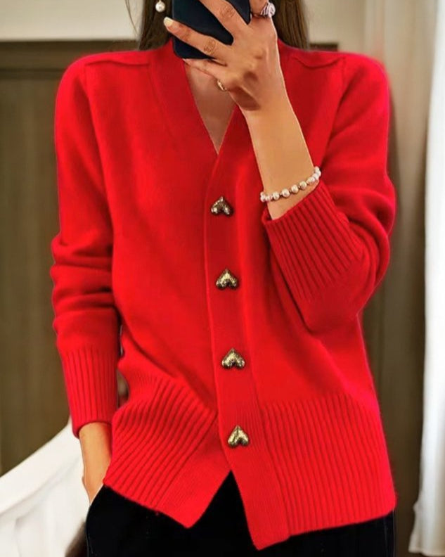 Emilia Sinclair | Elegant Strikket Cardigan med Hjerteknapper