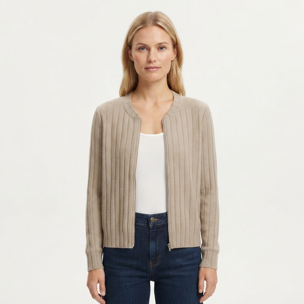 tanja-riis-ribstrikket-cardigan-med-lynlas-i-beige-model.jpg