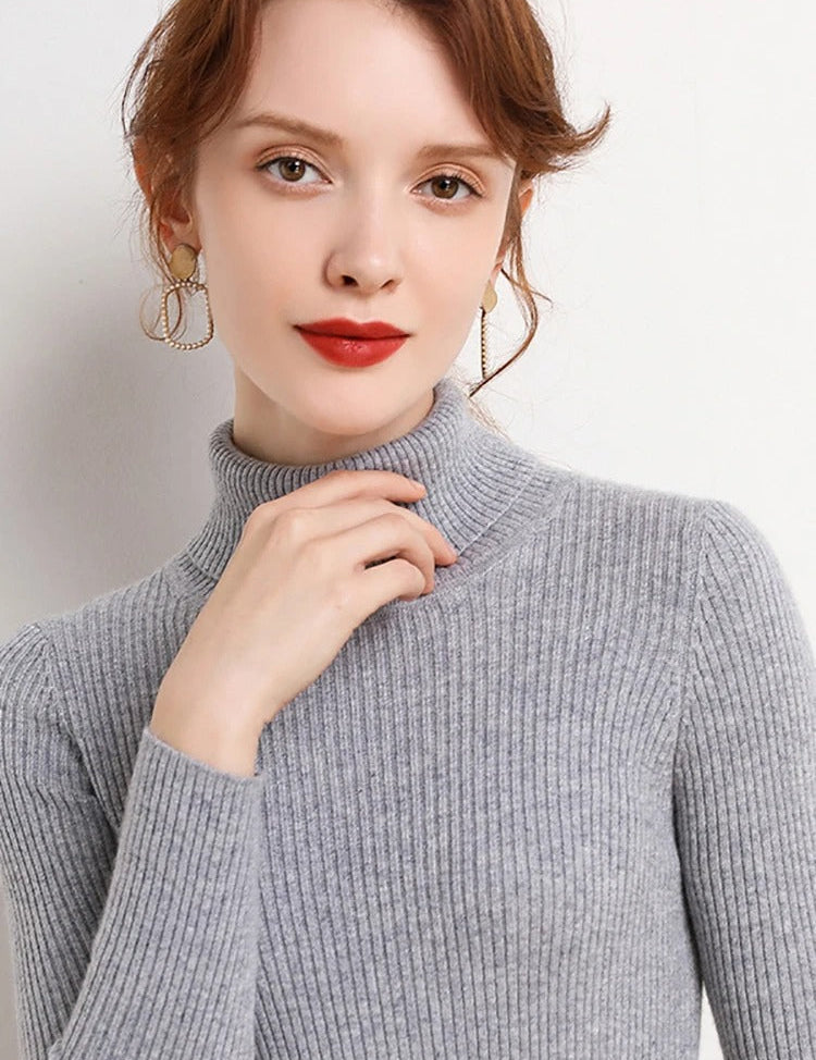 Mette Aagaard | Ribstrikket rullekrave-sweater til kvinder