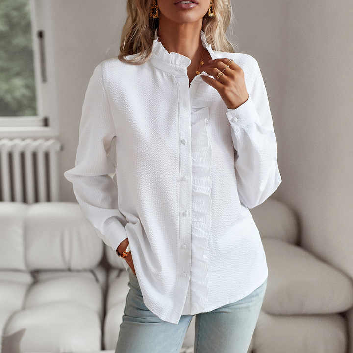 Geneviève Laurent | Elegant flæsebluse med knapdetaljer til kvinder