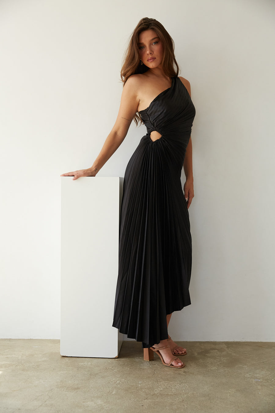 Amélie Dupont | Midi kjole med én skulder og plisseret elegance