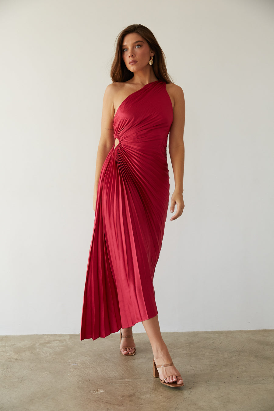 Amélie Dupont | Midi kjole med én skulder og plisseret elegance