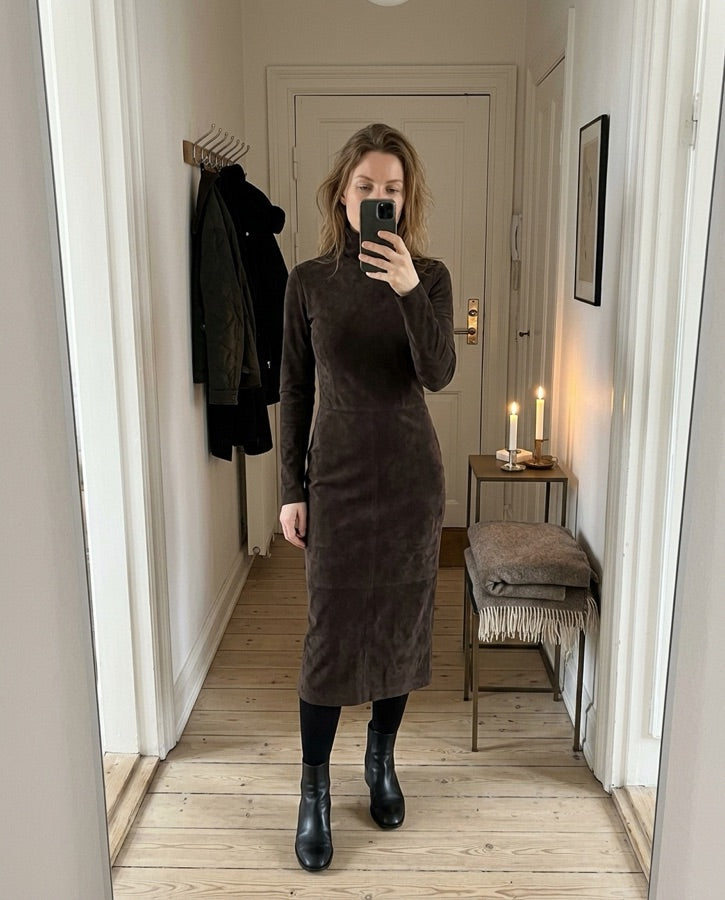 Kvinde i ruskindslook midi-kjole i entréen